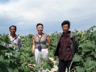 06年阿勒泰地域土肥站李国平站长在哈巴河县观察示范地.jpg